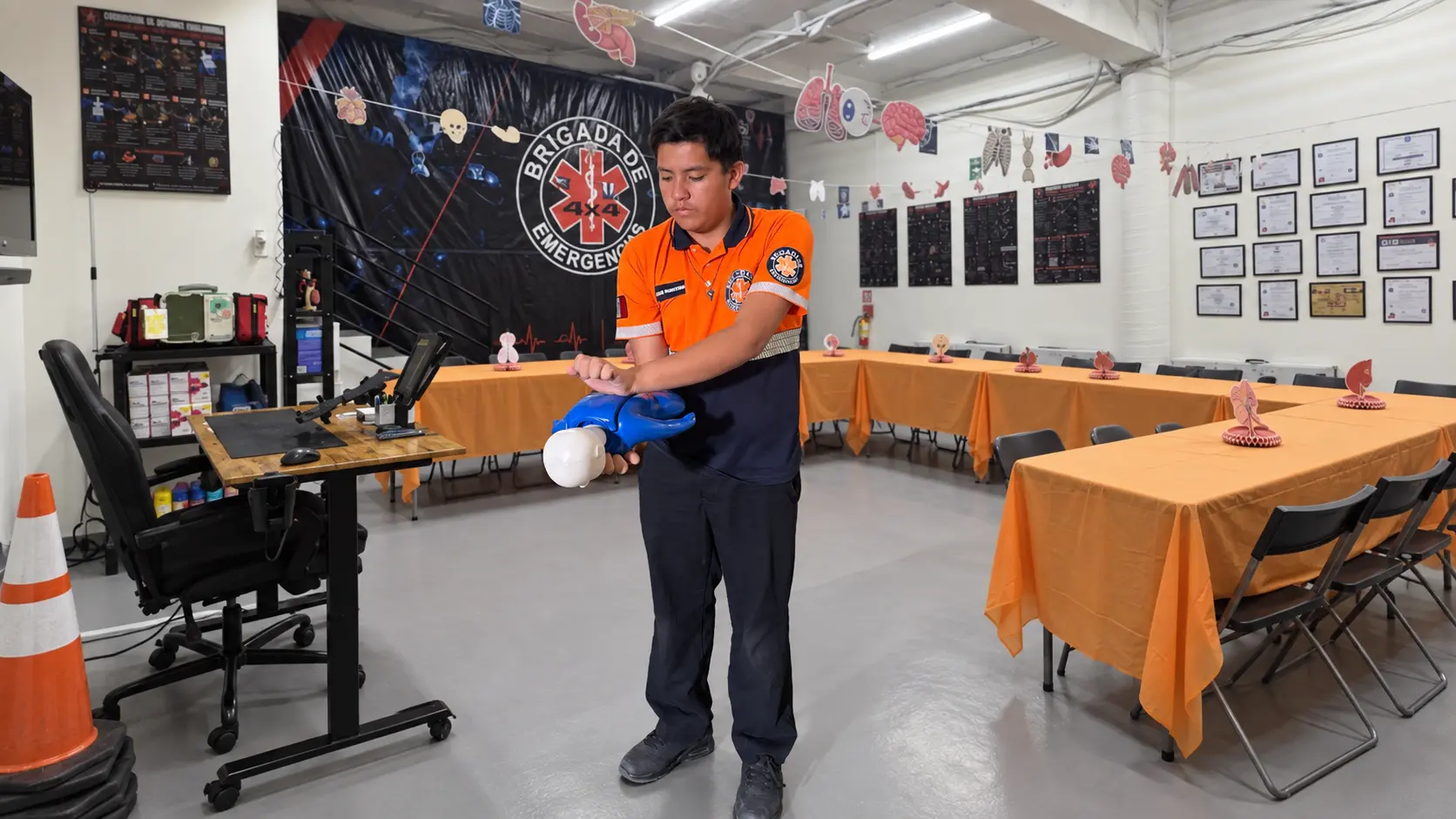 Alumno practicando manejo de vía aérea con maniquí en el aula TAMP